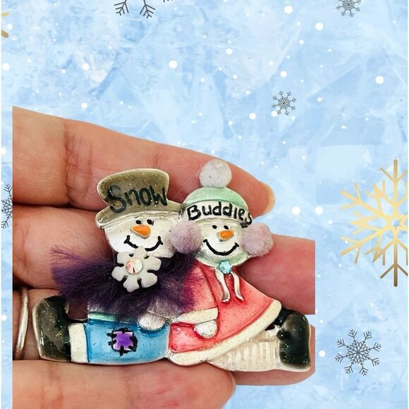 Vintage brooch snow bodies Enamel & pewter signed AJMC - Picture 2 of 6